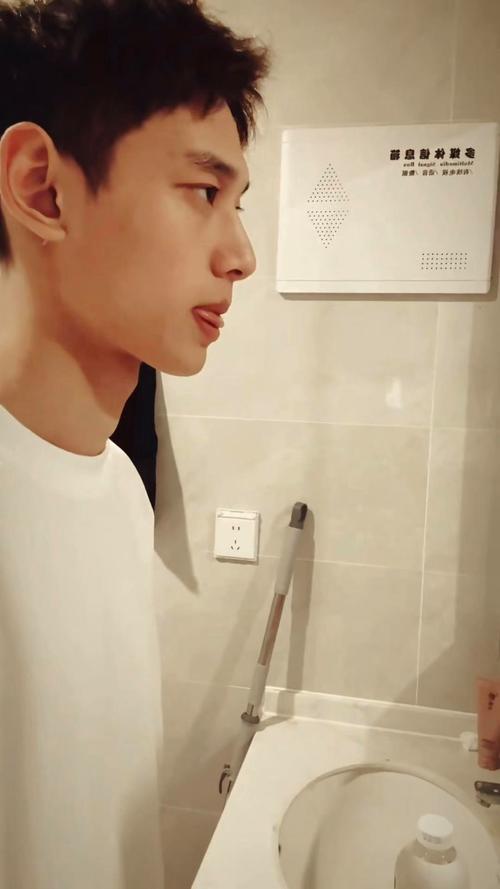 帅哥刷抖音评论