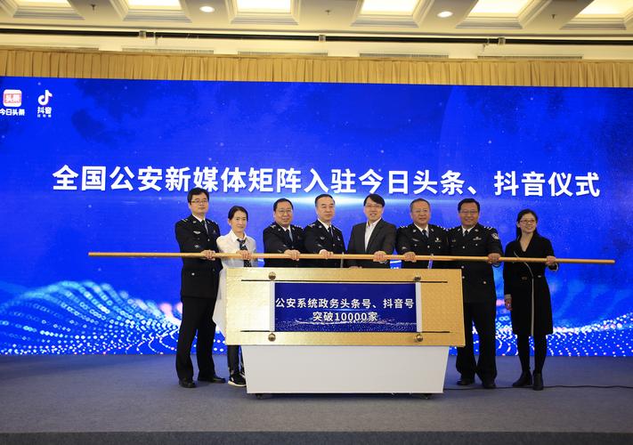 买1000抖音粉丝,在当今数字化时代,社交媒体的影响力愈发重要。抖音作为一款全球范围内广泛使用的短视频社交平台,吸引了众多用户在此展示自我、互动交流。人们对于抖音的关注量,尤其是粉丝数量,成为了衡量其在平台上影响力的重要标准之一。本文将探讨购买1000抖音粉丝的利弊,并对此现象进行深入分析。!